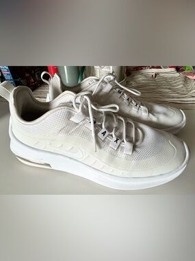 Women’s Nike Air Max size 8.5